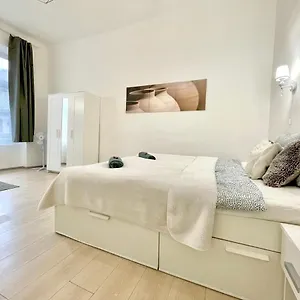 https://apt-white-near-the-famous-new-york-cafe.inbudapesthotels.com